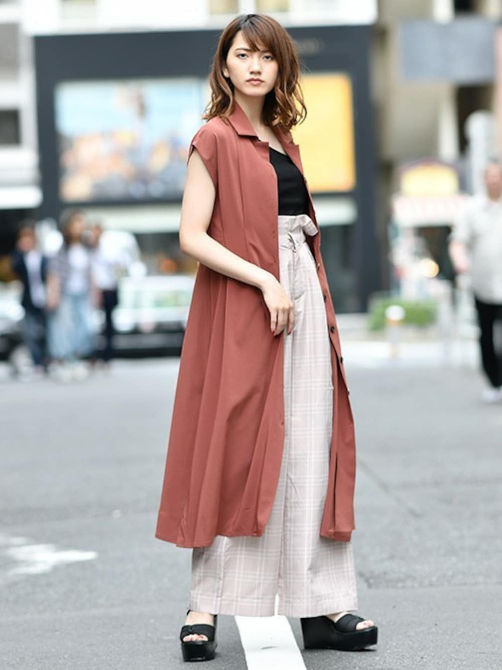 ブラウン系のワンピース、ブラウン系のその他パンツ、ブラック系のタンクトップを着用したレディースの夏コーディネートの1枚目の写真