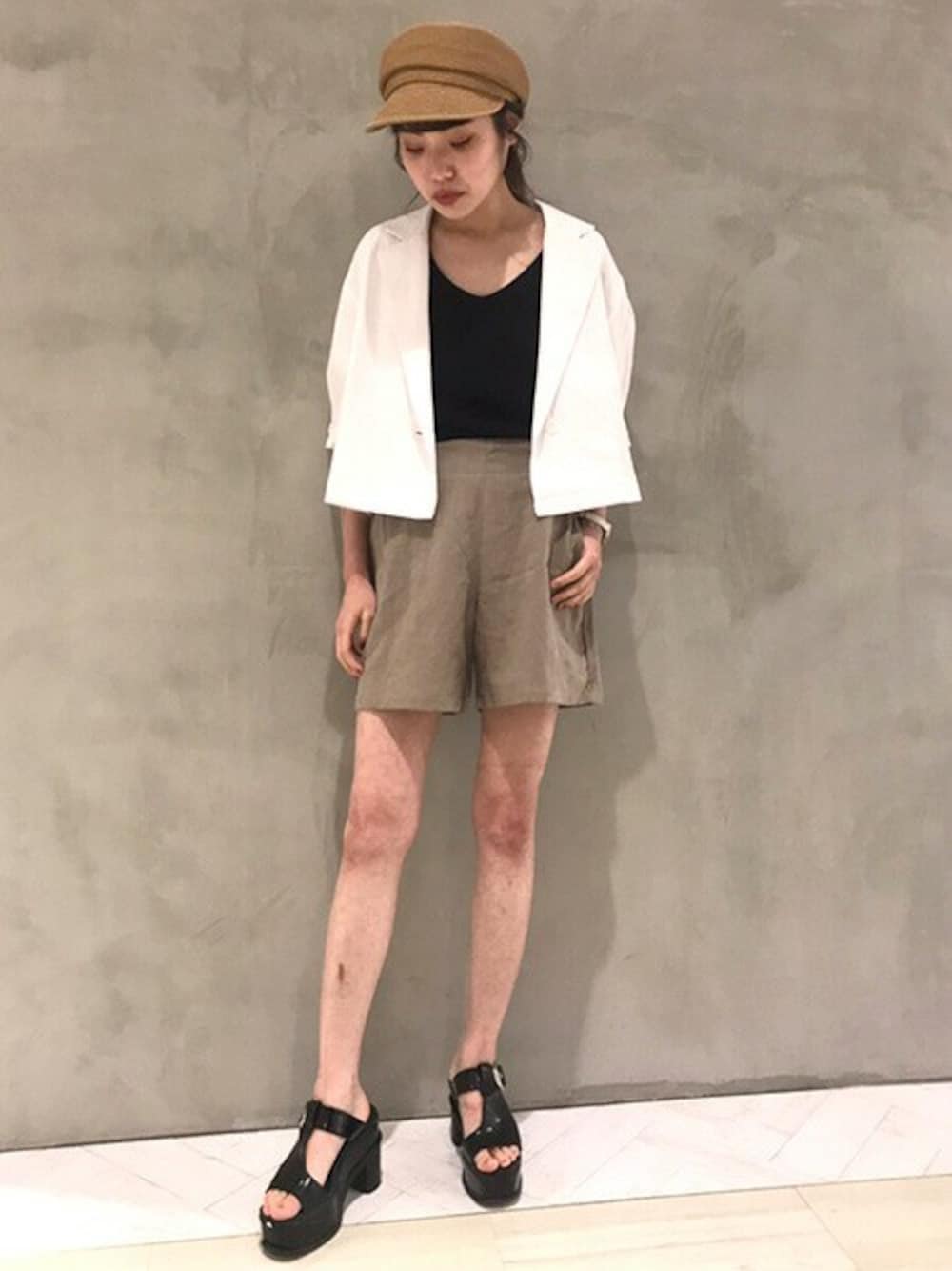 「カジュアル、ショートパンツ、ナチュラル、大人カジュアル、リネン、夏コーデ、リネンパンツ、パワーショルダー、サマージャケット、barak」｜「BARAKのリネンショートパンツ（その他パンツ、ベージュ系）」を使った、BARAKさん（レディース・160cm）の夏コーディネートの1枚目の写真