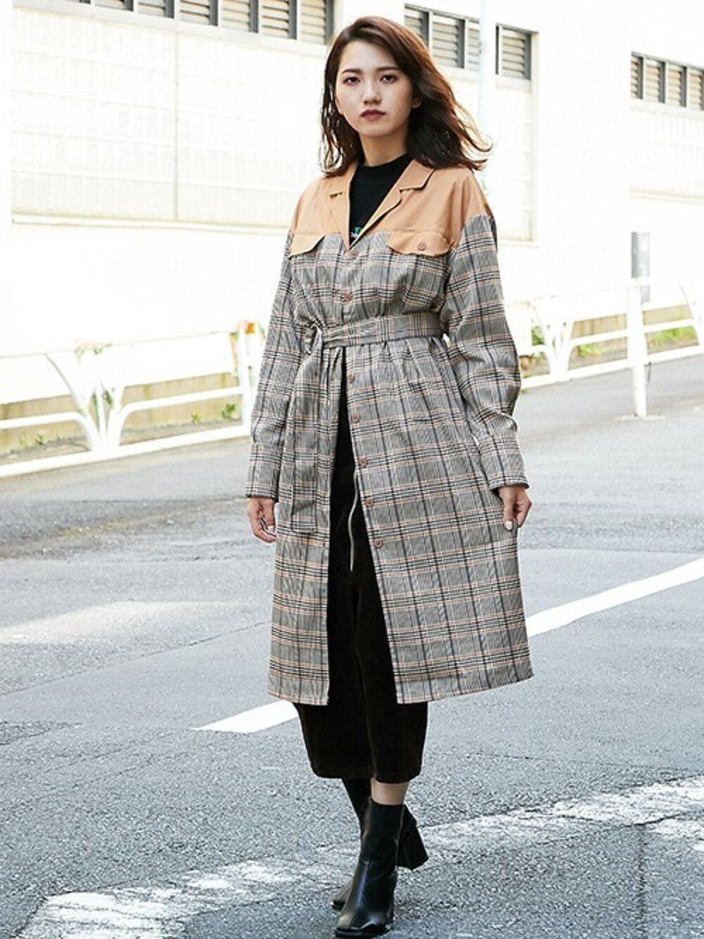 「カジュアル、チェックシャツ、ペンシルスカート、ロングシャツ、大人カジュアル、シャツワンピ、ミディ丈スカート、barak、秋コーデ、ガウンシャツ」｜「BARAKのドッキングチェックロングシャツ（シャツ/ブラウス、ブラウン系）」を使った、BARAKさん（レディース・167cm）の夏コーディネートの1枚目の写真