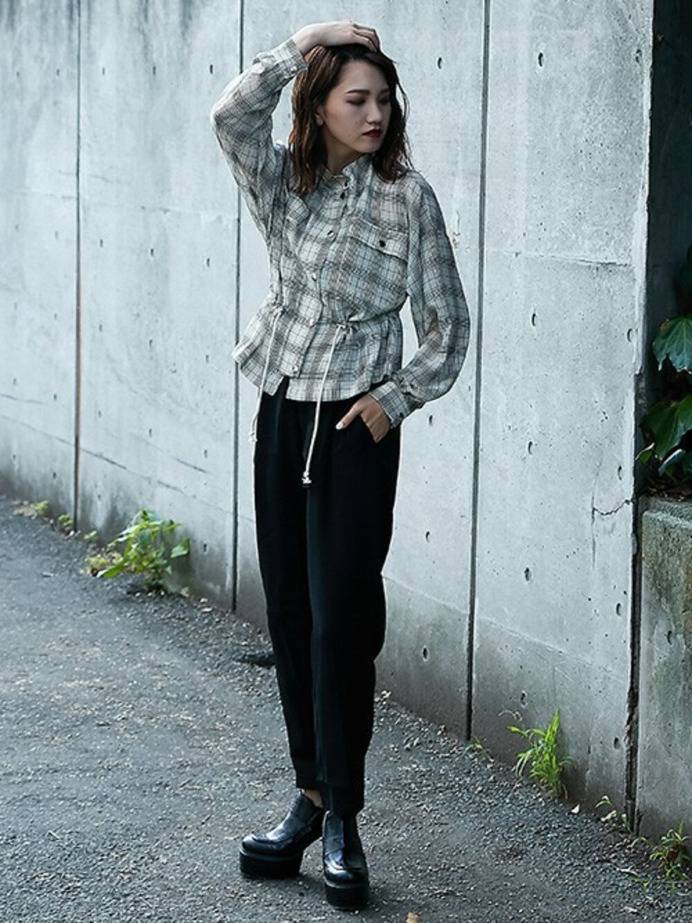 「チェック、テーパードパンツ、カジュアル、チェックシャツ、秋のコーデ、大人カジュアル、シャーリング、barak、秋アウター」｜「BARAKのシアーチェックブルゾン（ブルゾン、ホワイト系）」を使った、BARAKさん（レディース・167cm）の秋コーディネートの1枚目の写真