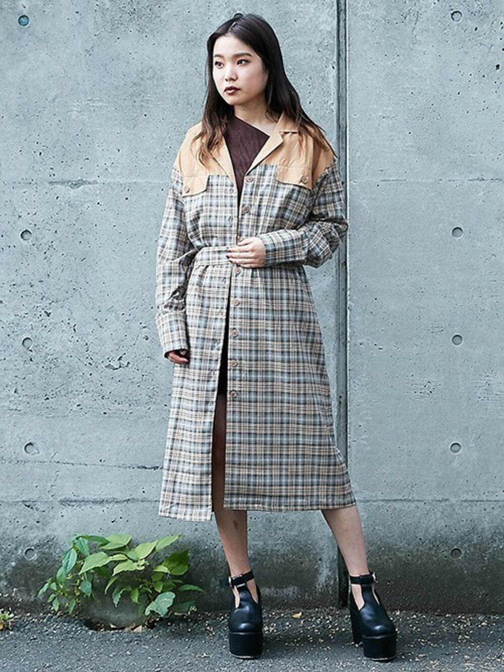 「チェック、カジュアル、チェックシャツ、ロングシャツ、大人カジュアル、シャツワンピ、ロングシャツワンピ、barak、秋コーデ、ガウンワンピース」｜「BARAKのドッキングチェックロングシャツ（シャツ/ブラウス、ベージュ系）」を使った、BARAKさん（レディース・160cm）の秋コーディネートの1枚目の写真