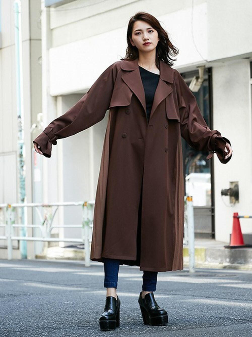 「アウター、トレンチコート、ロングコート、ロング丈、プリーツ、パンツスタイル、ライトアウター、barak、秋アウター、プリーツトレンチ」｜「BARAKのミックスプリーツコート（トレンチコート、ブラウン系）」を使った、BARAKさん（レディース・167cm）の秋コーディネートの1枚目の写真