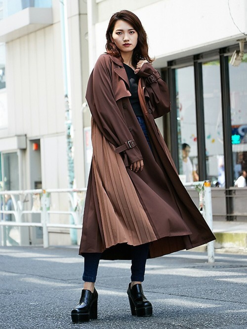 「アウター、トレンチコート、ロングコート、ロング丈、プリーツ、パンツスタイル、ライトアウター、秋アウター、プリーツトレンチ」｜「BARAKのミックスプリーツコート（トレンチコート、ブラウン系）」を使った、BARAKさん（レディース・160cm）の夏コーディネートの1枚目の写真