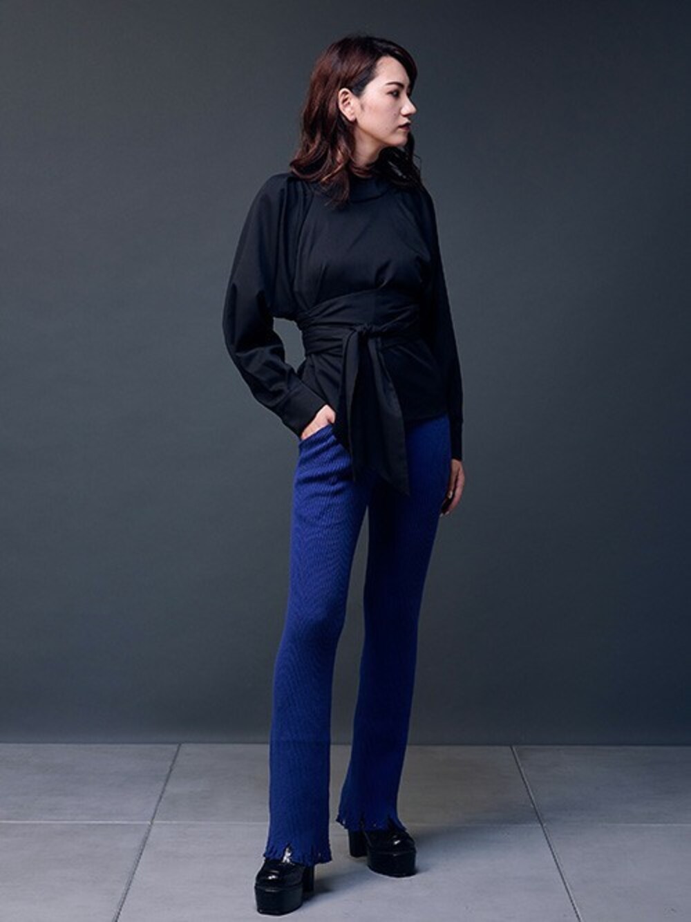 ブルー系のその他パンツ、ブラック系のシャツ/ブラウスを着用したレディースの秋コーディネートの1枚目の写真