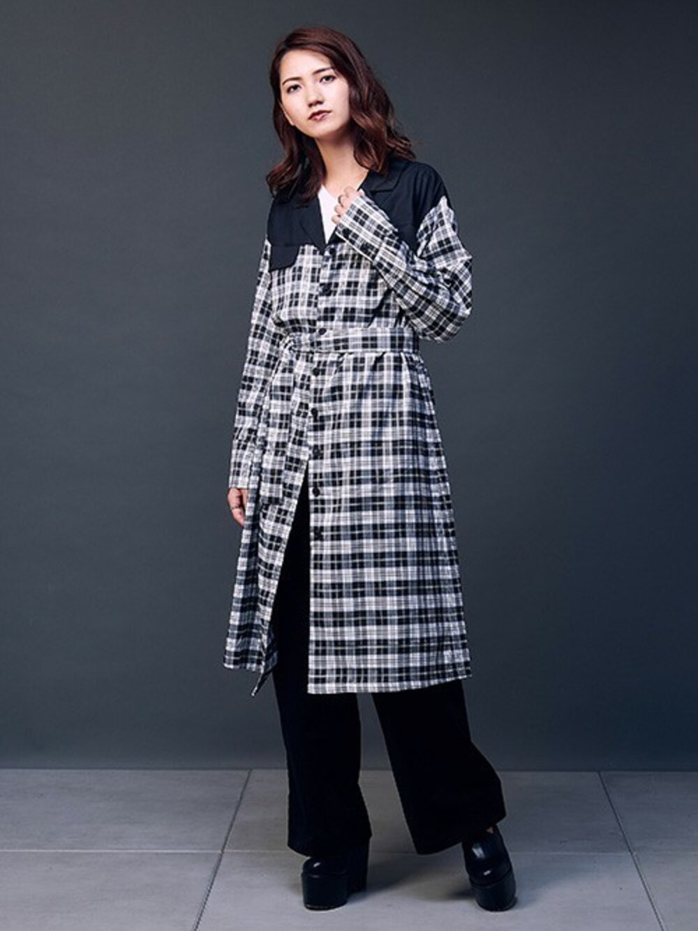 「チェック、カジュアル、チェックシャツ、秋のコーデ、ロングシャツ、大人カジュアル、ワイドパンツ、barak、ガウンシャツ、ガウンワンピース」｜「BARAKのドッキングチェックロングシャツ（シャツ/ブラウス、ブラック系）」を使った、BARAKさん（レディース・167cm）の秋コーディネートの1枚目の写真