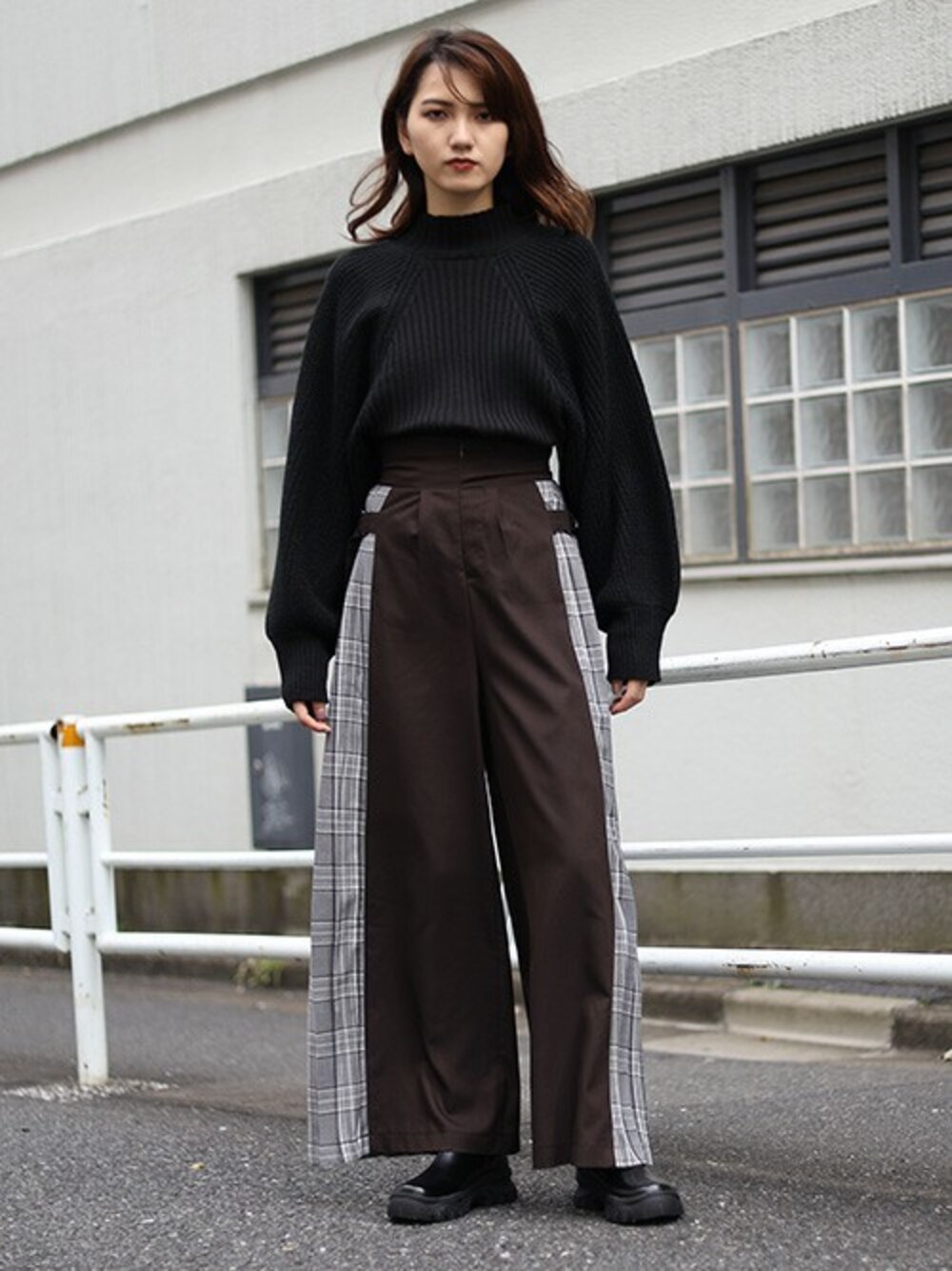 ブラック系のニット/セーター、ブラウン系のその他パンツを着用したレディースの秋コーディネートの1枚目の写真