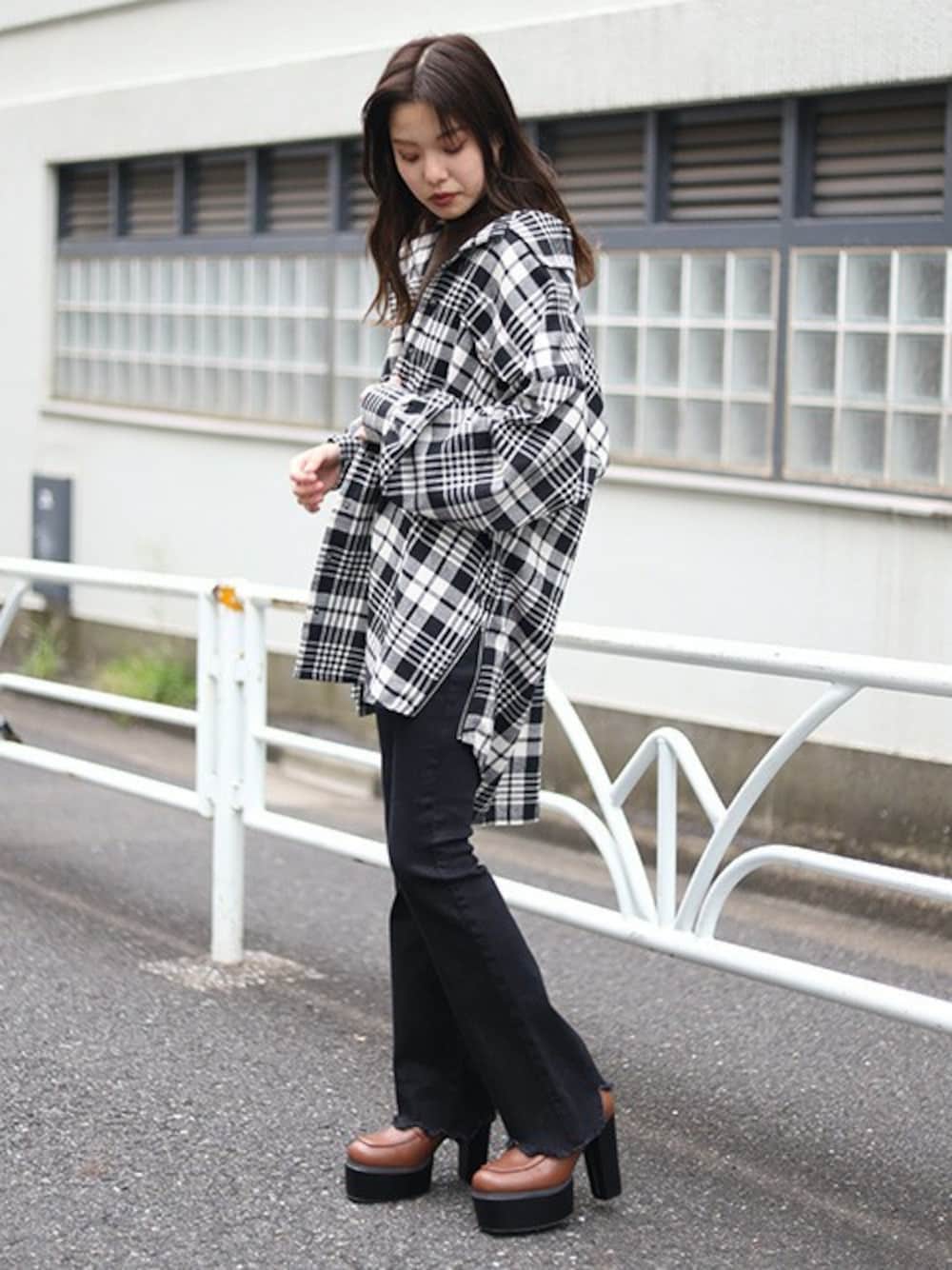 ブラック系のその他パンツ、グレー系のシャツ/ブラウスを着用したレディースの秋コーディネートの1枚目の写真