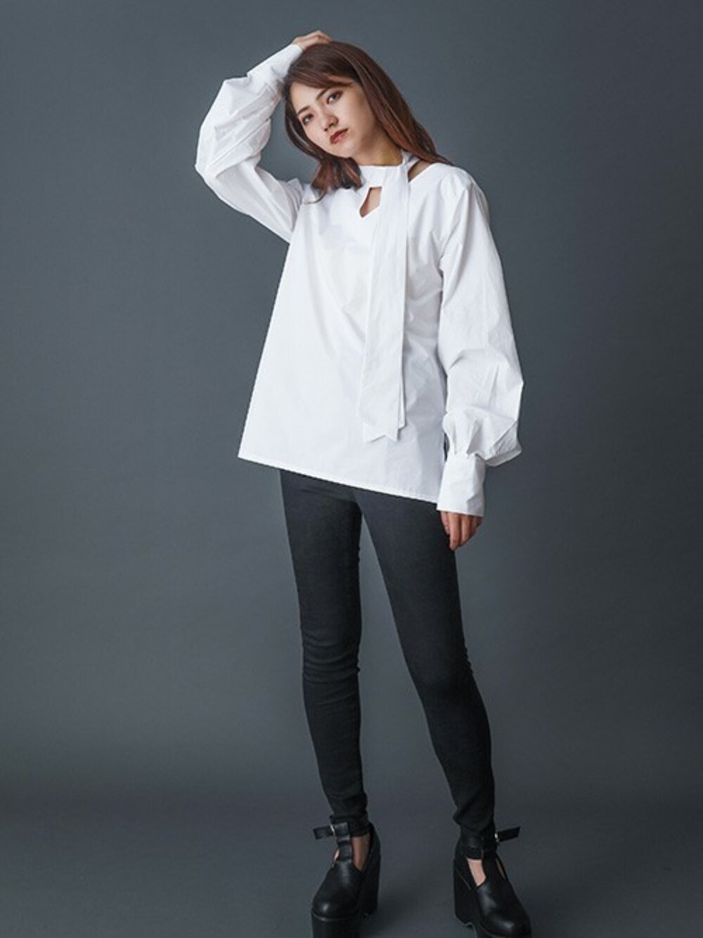 ホワイト系のシャツ/ブラウス、ブラック系のその他パンツを着用したレディースの秋コーディネートの1枚目の写真