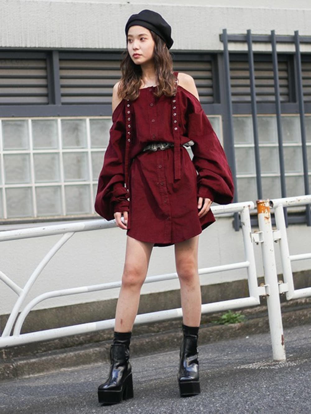 「ビッグシルエット、コーデュロイ、カジュアル、シャツワンピ、厚底シューズ、オフショル、デザイントップス、barak、秋コーデ、秋冬コーデ」｜「BARAKのベルトオフショルシャツワンピース（チュニック、レッド系）」を使った、BARAKさん（レディース・160cm）の秋コーディネートの1枚目の写真