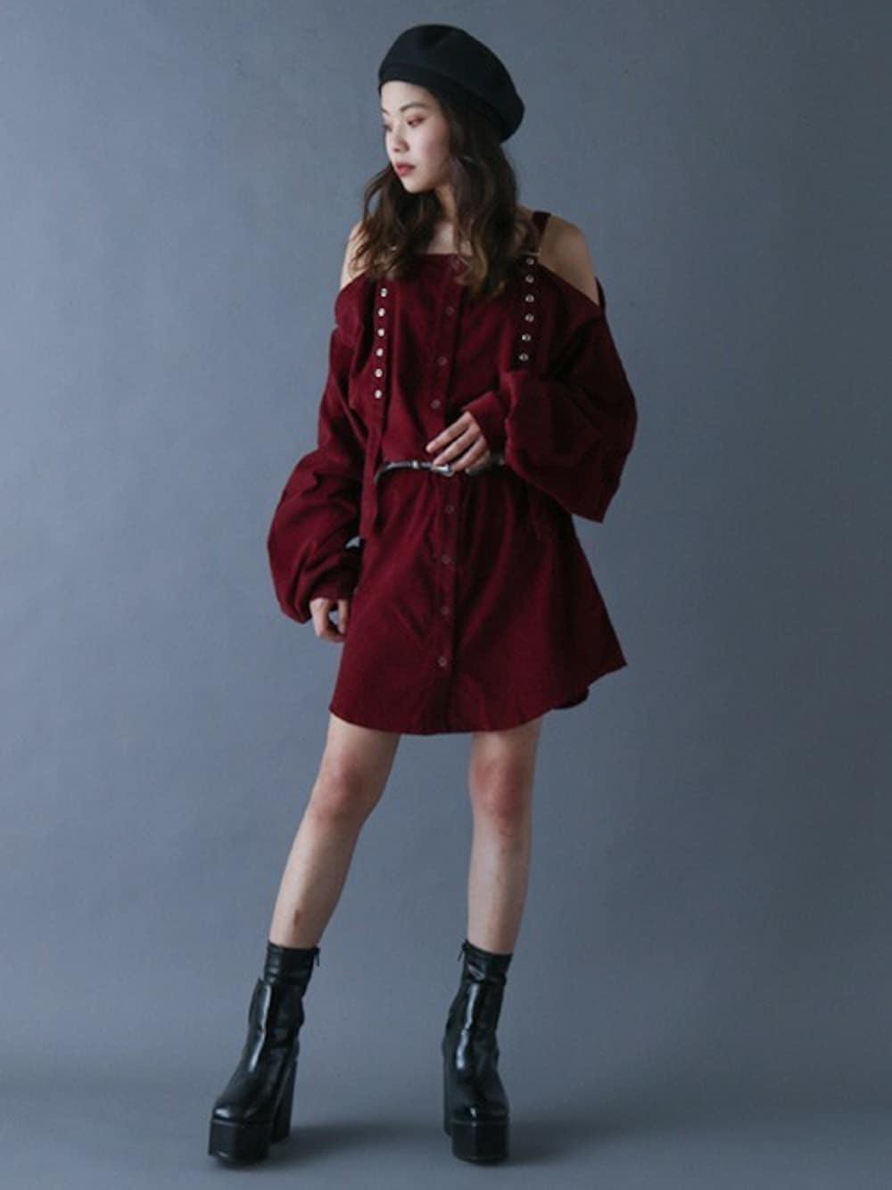「ビッグシルエット、コーデュロイ、カジュアル、ショートブーツ、シャツワンピ、厚底シューズ、オフショル、デザイントップス、barak、秋コーデ」｜「BARAKのベルトオフショルシャツワンピース（チュニック、レッド系）」を使った、BARAKさん（レディース・160cm）の秋コーディネートの1枚目の写真