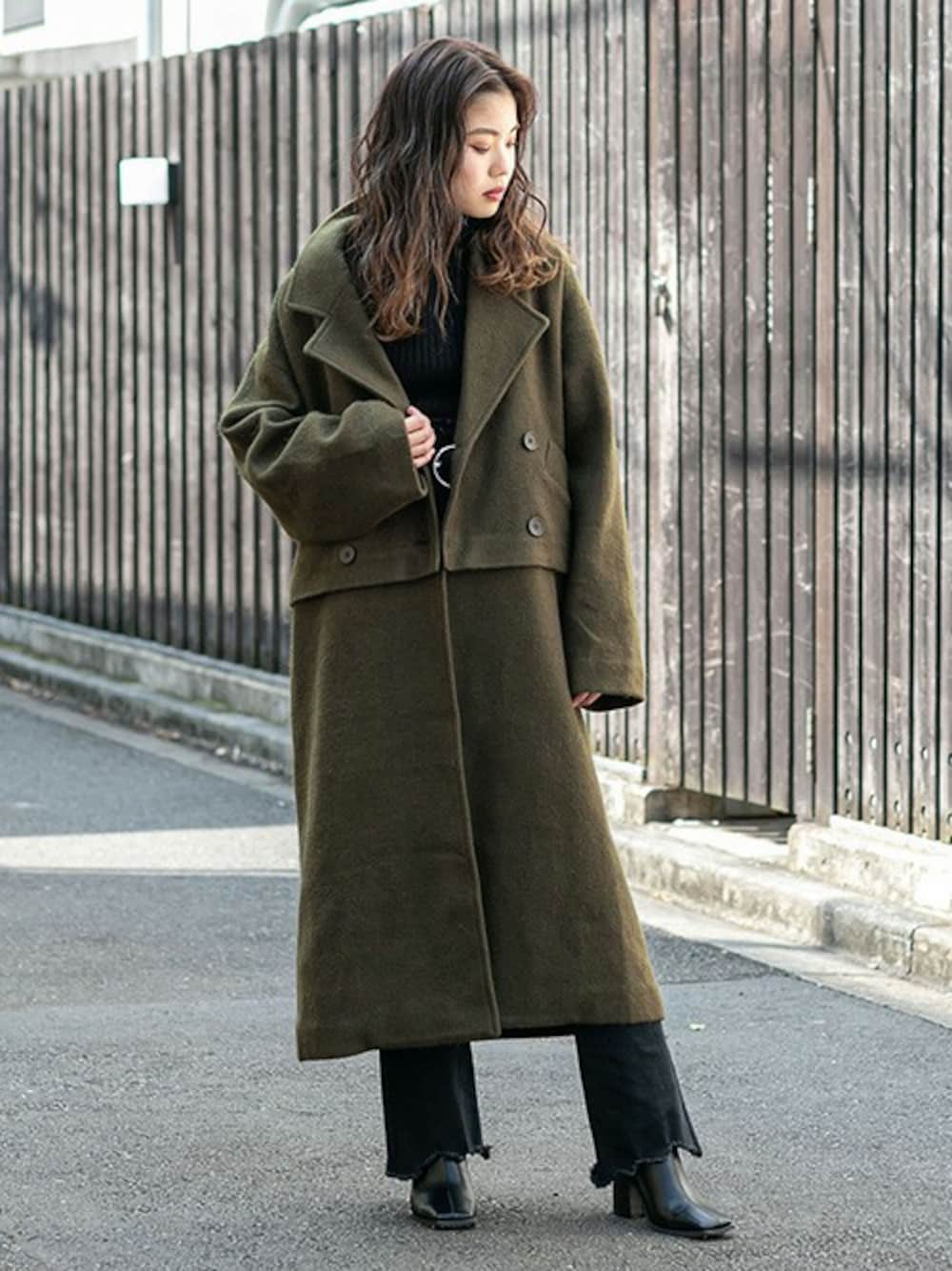 ブラック系のその他パンツ、グリーン系のチェスターコート、ブラック系のニット/セーターを着用したレディースの秋コーディネートの1枚目の写真