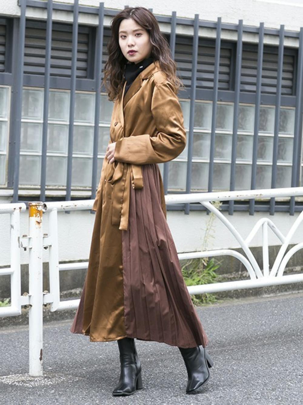 「カジュアル、大人カジュアル、シャツワンピ、ダブル、プリーツ、ロングワンピース、サテン、barak、秋冬コーデ、ガウンワンピース」｜「BARAKのサイドプリーツダブルワンピース（ワンピース、ブラウン系）」を使った、BARAKさん（レディース・160cm）の秋コーディネートの1枚目の写真