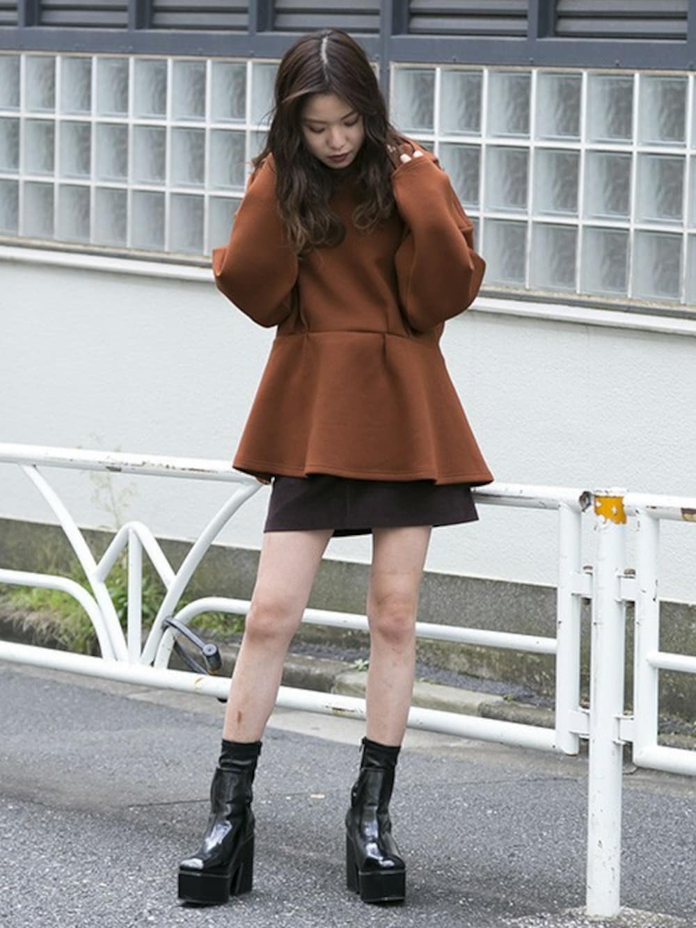 「ビッグシルエット、コーデュロイ、カジュアル、ショートパンツ、ミニスカート、ぺプラムトップス、フーディー、デザイントップス、barak、秋冬コーデ」｜「BARAKのセンターZIPスカートショーパン（スカート、ブラウン系）」を使った、BARAKさん（レディース・160cm）の秋コーディネートの1枚目の写真