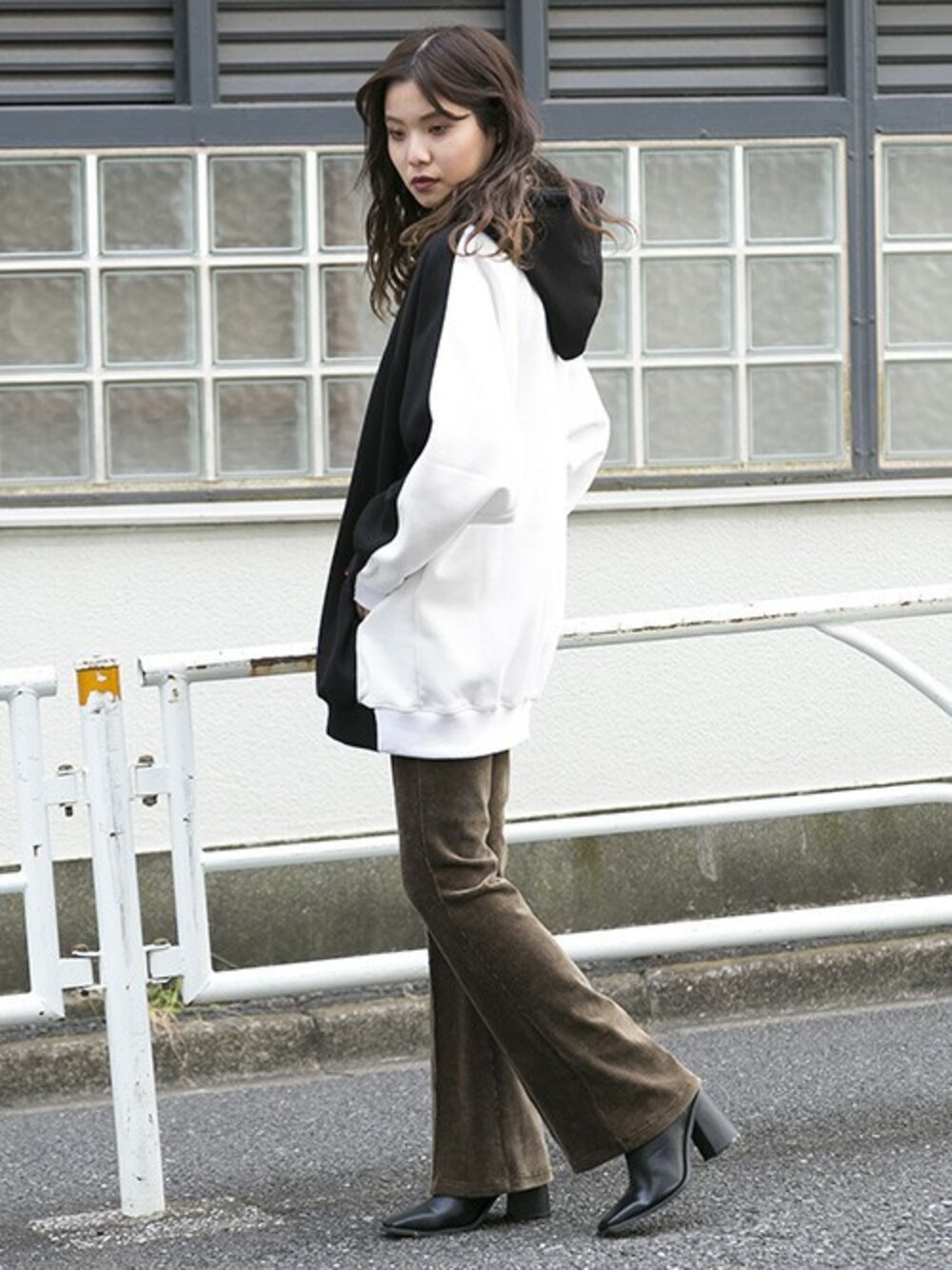 グリーン系のその他パンツ、ブラック系のTシャツ/カットソーを着用したレディースの秋コーディネートの1枚目の写真