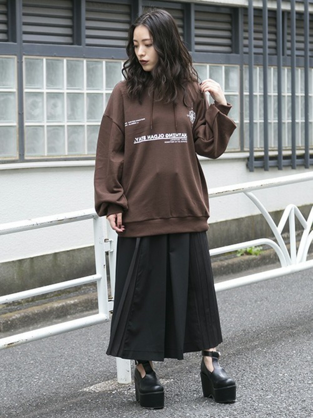 「ビッグシルエット、カジュアル、ロングスカート、ロゴスウェット、プリーツスカート、厚底シューズ、フーディー、ロゴパーカー、barak、秋冬コーデ」｜「BARAKのドッキングプリーツスカート（スカート、ブラック系）」を使った、BARAKさん（レディース・152cm）の秋コーディネートの1枚目の写真
