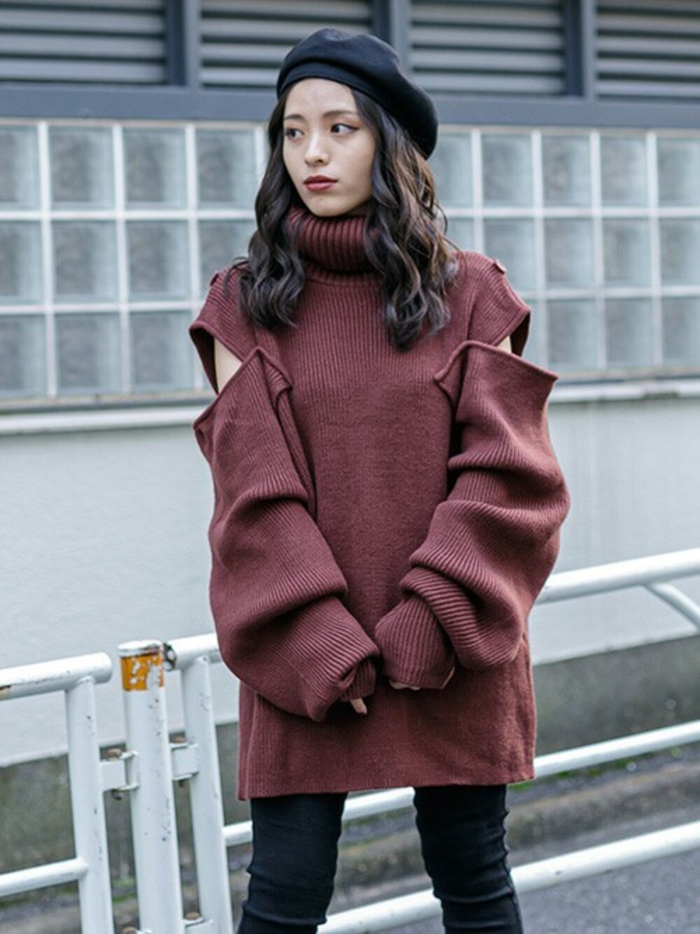 「ビッグシルエット、カジュアル、ベレー帽、タートルネック、タートルネックニット、オープンショルダー、デザイントップス、barak、秋冬コーデ、ビッグニット」｜「BARAKのハイウエストスキニー（その他パンツ、ブラック系）」を使った、BARAKさん（レディース・152cm）の秋コーディネートの1枚目の写真