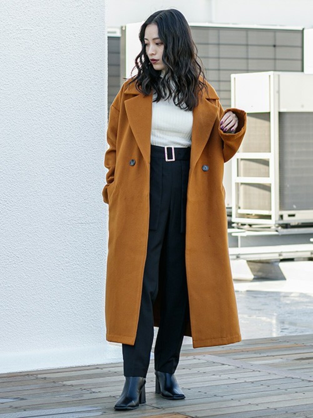 「テーパードパンツ、コート、カジュアル、冬コーデ、ロングコート、大人カジュアル、リブニット、オーバーコート、barak、秋冬コーデ」｜「BARAKのポケットベルト付きテーパードパンツ（その他パンツ、ブラック系）」を使った、BARAKさん（レディース・152cm）の秋コーディネートの1枚目の写真