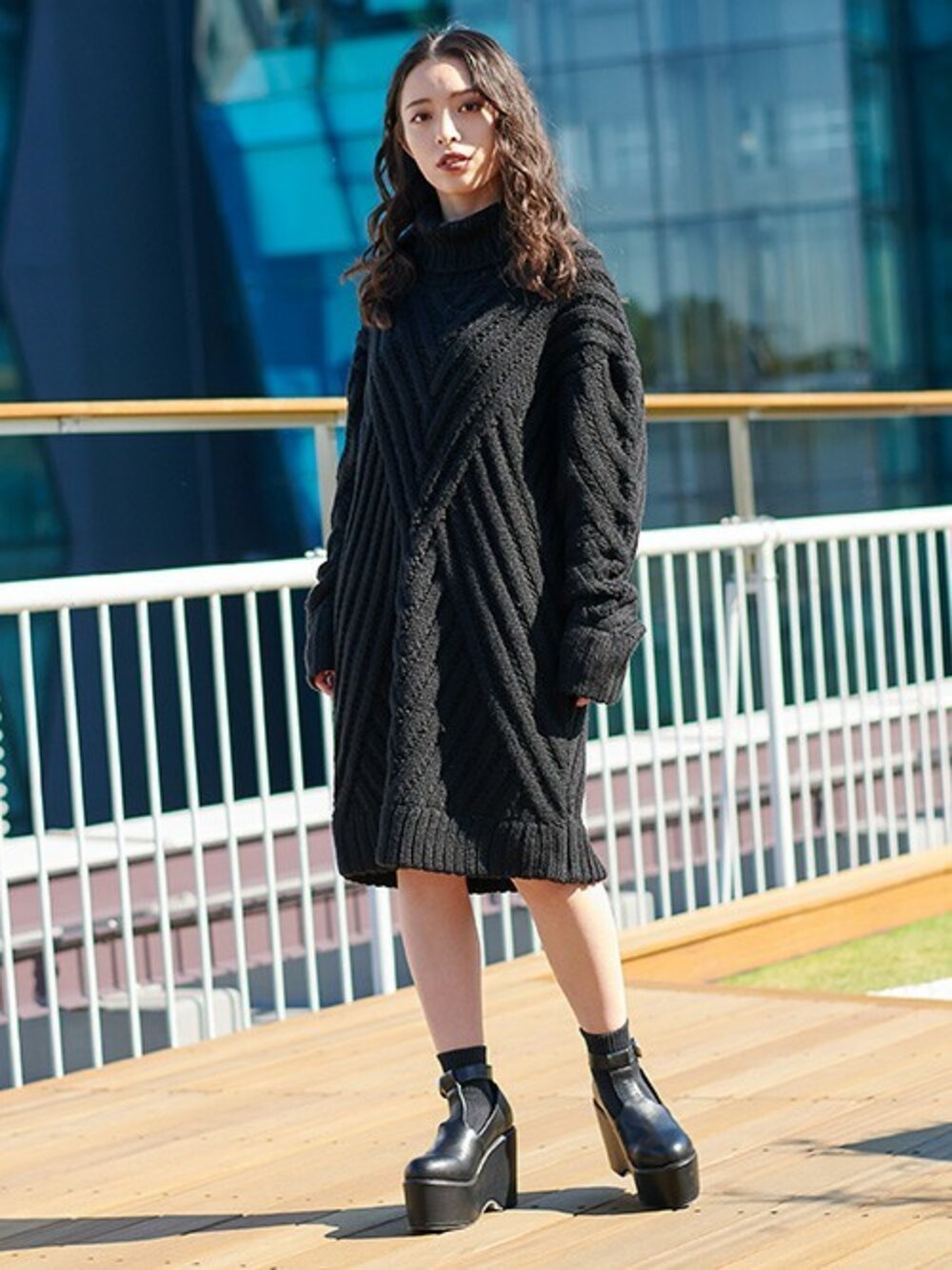 「ワンピース、ビッグシルエット、カジュアル、ハイネック、ケーブルニット、冬コーデ、ニットワンピース、厚底シューズ、barak、秋冬コーデ」｜「BARAKのBIGケーブルニットワンピ（ワンピース、ブラック系）」を使った、BARAKさん（レディース・152cm）の冬コーディネートの1枚目の写真