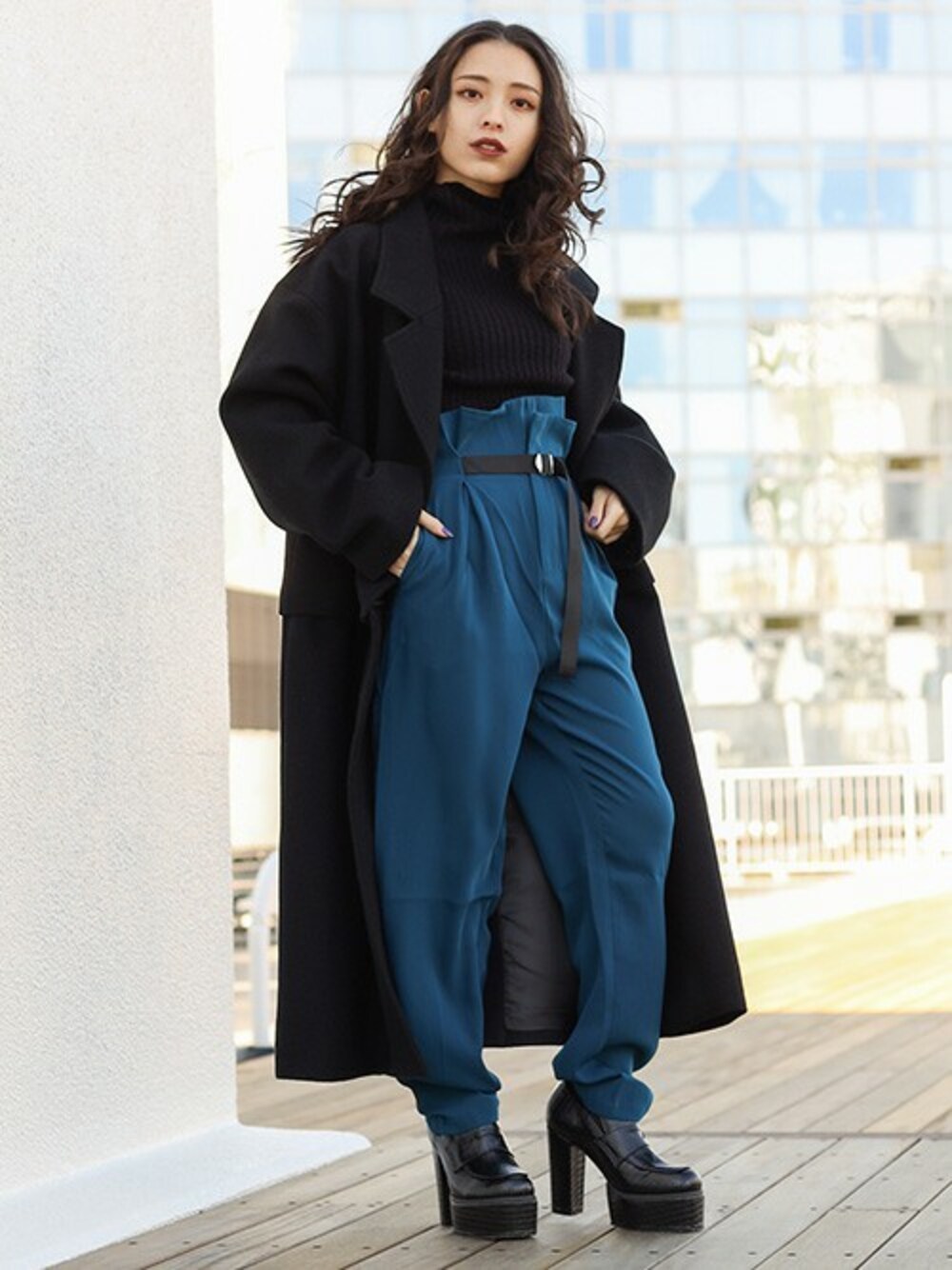 「テーパードパンツ、カジュアル、チェスターコート、冬コーデ、ロングコート、ハイウエストパンツ、リブニット、ベルト付き、オーバーコート、barak」｜「BARAKの2WAYダブルコート（チェスターコート、ブラック系）」を使った、BARAKさん（レディース・152cm）の冬コーディネートの1枚目の写真