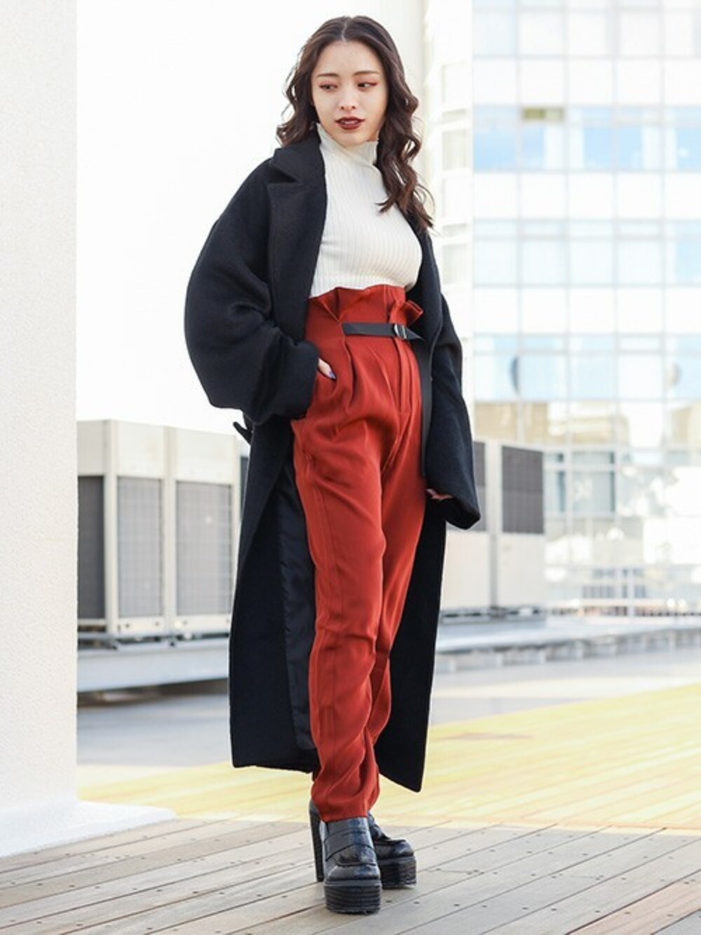 「テーパードパンツ、コート、カジュアル、チェスターコート、冬コーデ、ロングコート、ハイウエストパンツ、オーバーコート、barak、秋冬コーデ」｜「BARAKのリブ編みニット（ニット/セーター、ホワイト系）」を使った、BARAKさん（レディース・152cm）の冬コーディネートの1枚目の写真
