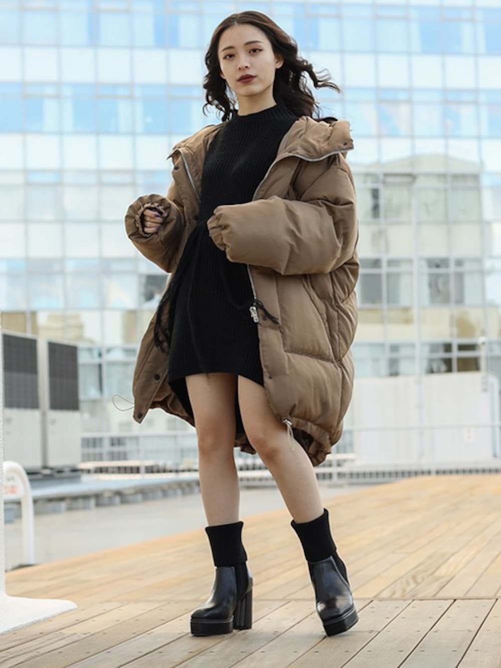 「BARAKの片畦フリンジプルオーバー（ニット/セーター、ブラック系）」を使った、BARAKさん（レディース・152cm）の冬コーディネートの1枚目の写真