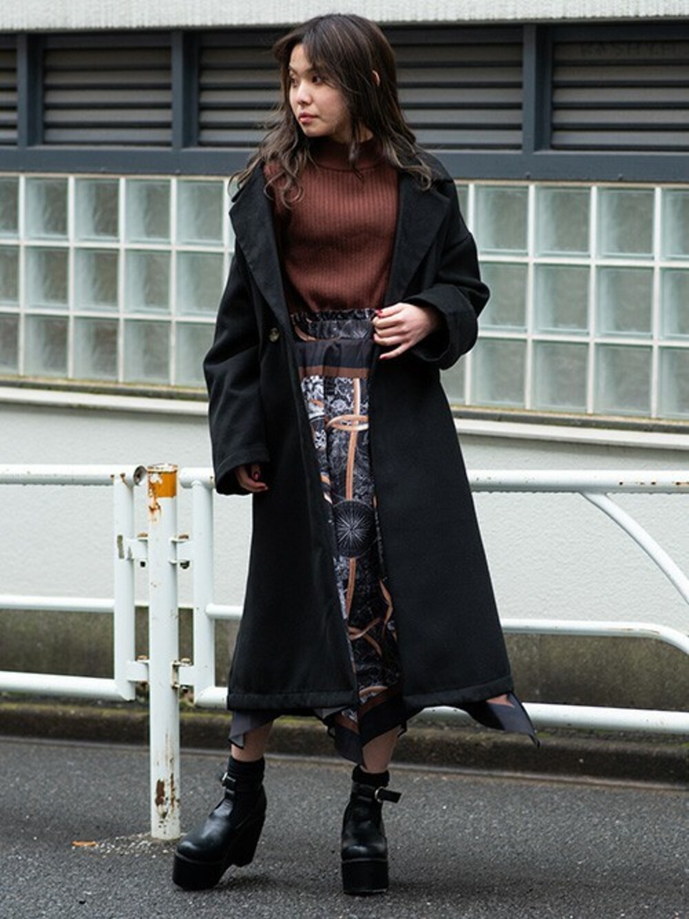 「カジュアル、チェスターコート、冬コーデ、ロングコート、大人カジュアル、リブニット、ドッキングワンピ、スカーフ柄、barak、秋冬コーデ」｜「BARAKの【ZOZO限定】ベーシックロングチェスターコート（チェスターコート、ブラック系）」を使った、BARAKさん（レディース・160cm）の冬コーディネートの1枚目の写真