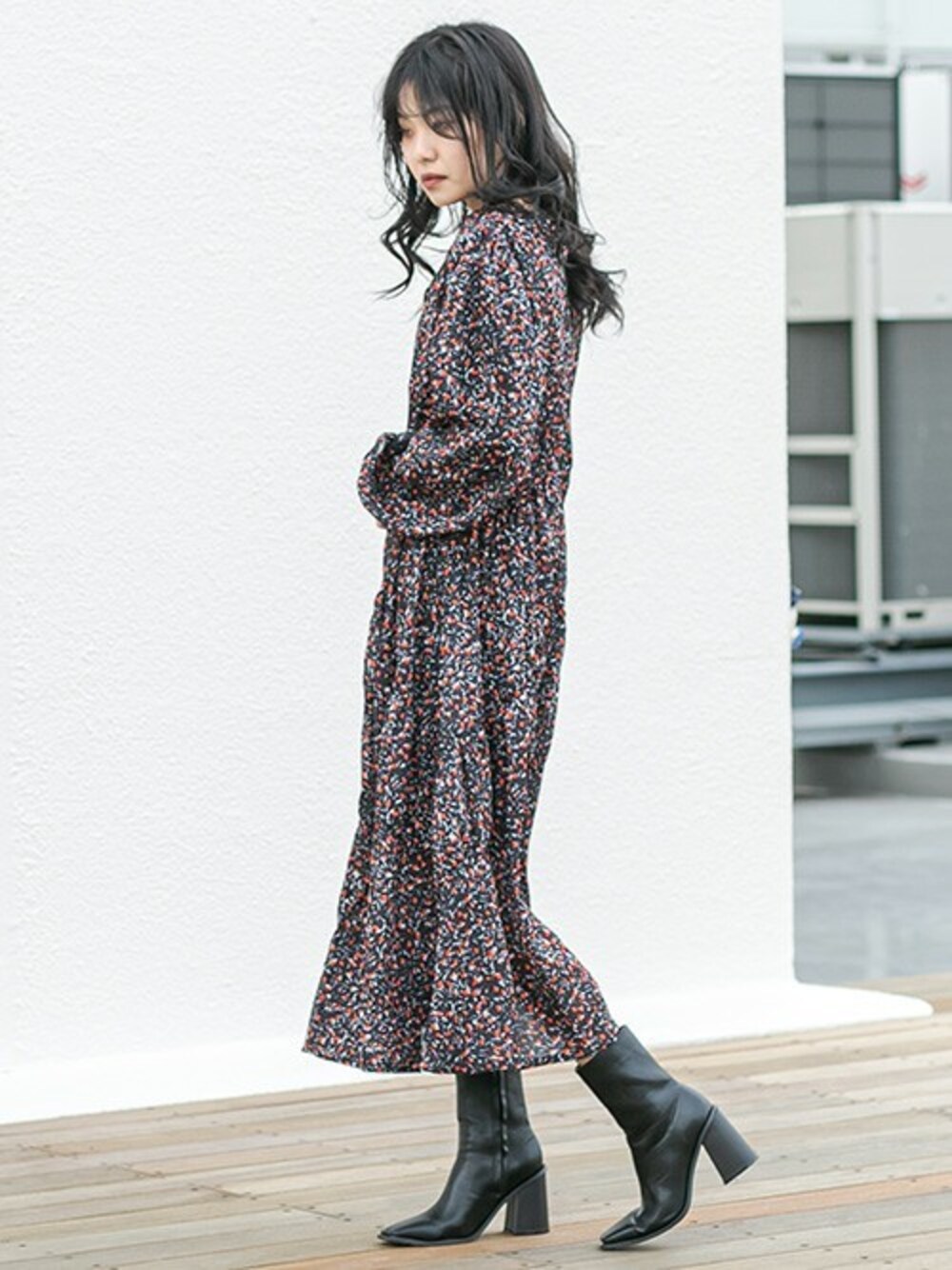 ブラック系のブーツ、ブラック系のワンピースを着用したレディースの冬コーディネートの1枚目の写真