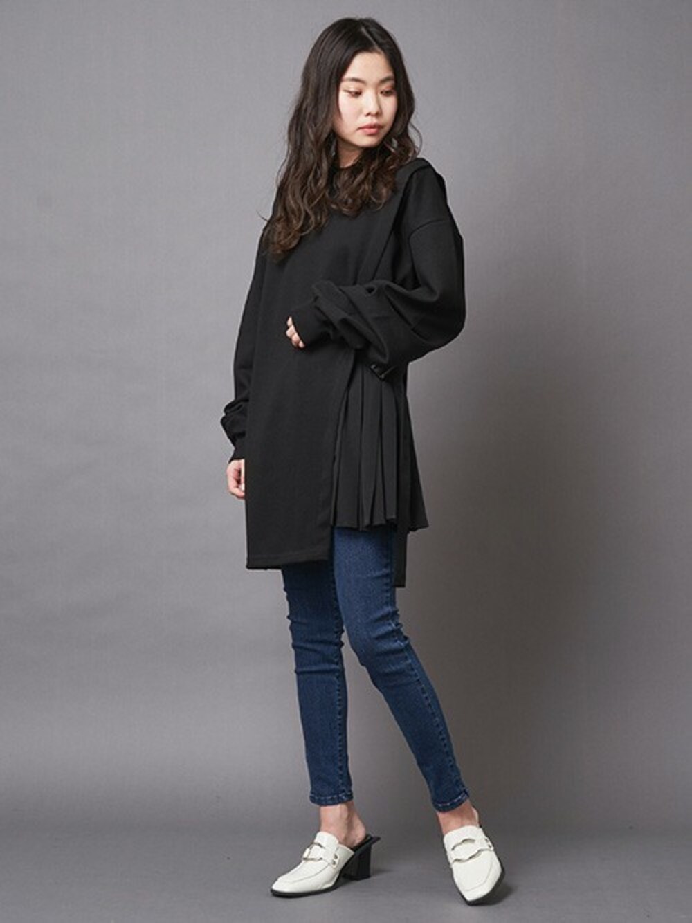 ブルー系のその他パンツ、ホワイト系のローファー、ブラック系のワンピースを着用したレディースの冬コーディネートの1枚目の写真