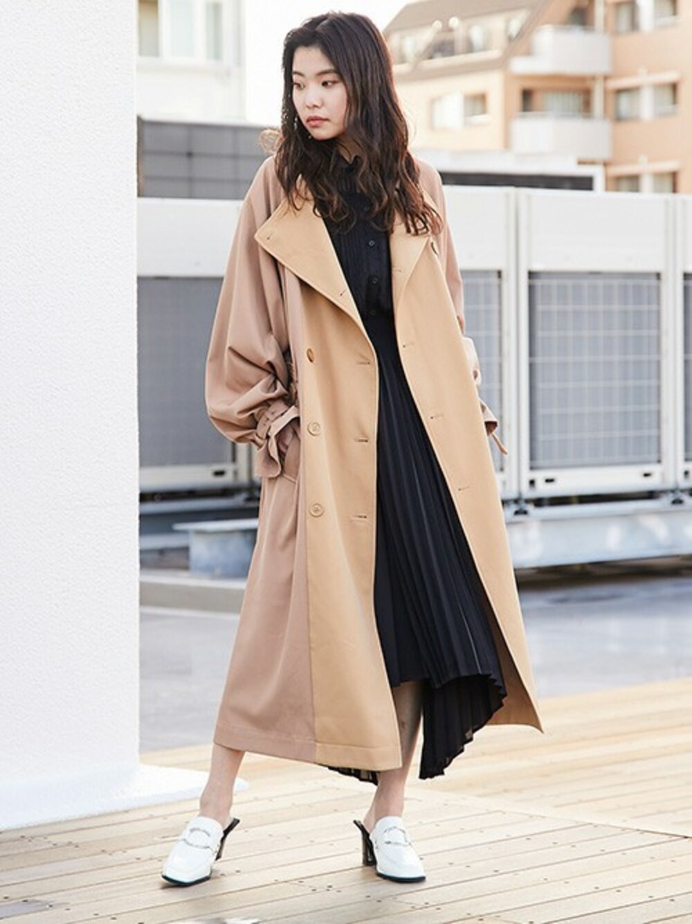 「カジュアル、トレンチコート、ロングコート、大人カジュアル、ノーカラーコート、プリーツスカート、春アウター、スプリングコート、春コーデ、barak」｜「BARAKのノーカラートレンチコート（ノーカラーコート、ベージュ系）」を使った、BARAKさん（レディース・160cm）の冬コーディネートの1枚目の写真