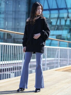 「オープンショルダー」｜「アイテム（スウェット）」を使った、BARAKさん（レディース・160cm）の冬コーディネート
