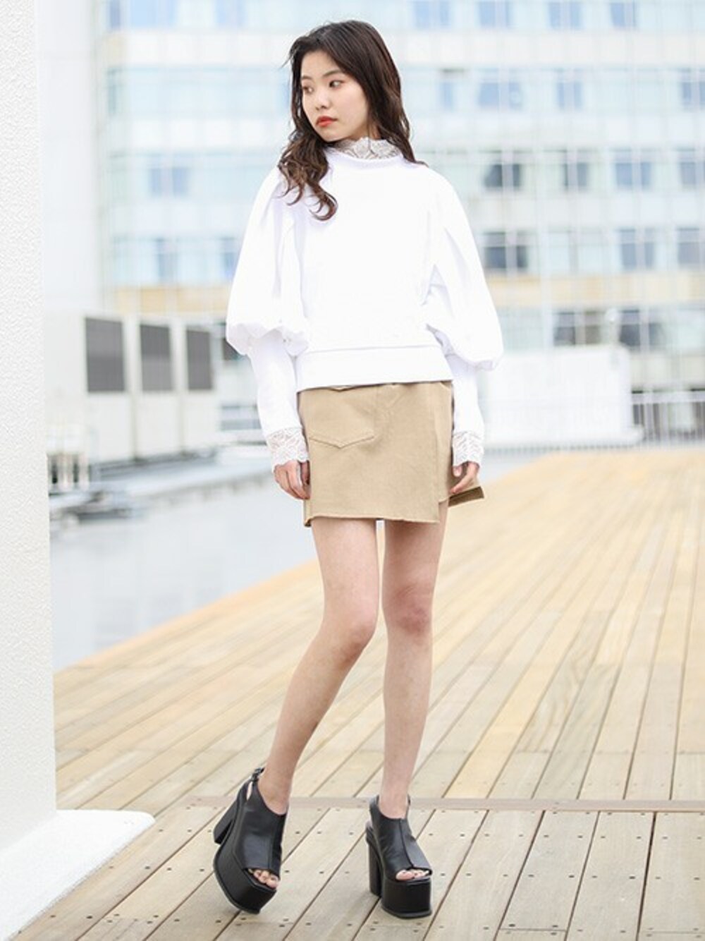 ホワイト系のTシャツ/カットソー、ブラック系のサンダル、ベージュ系のスカートを着用したレディースの春コーディネートの1枚目の写真