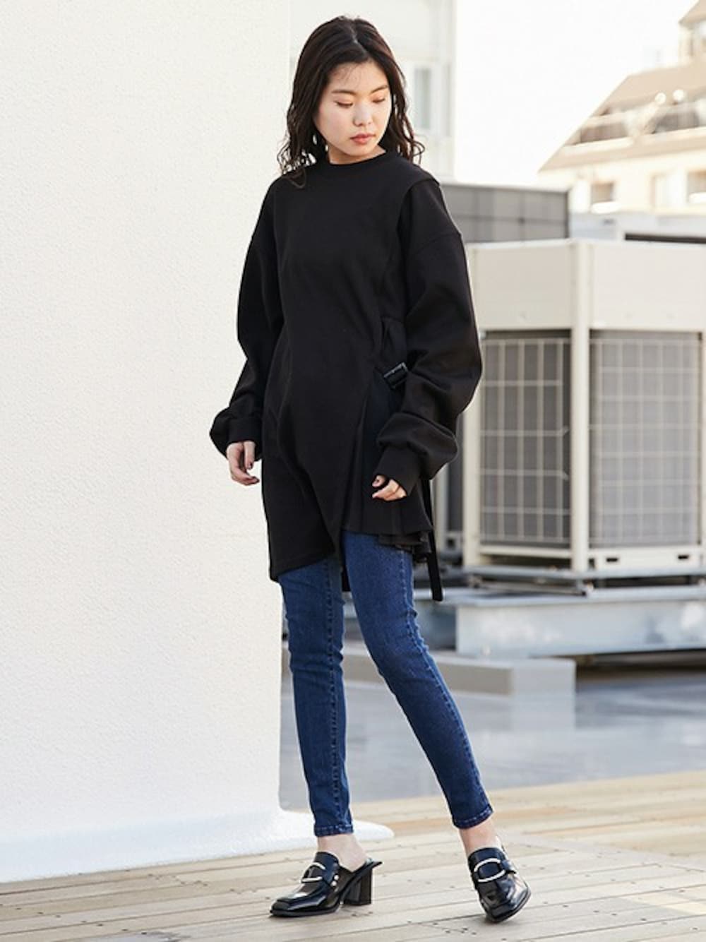 ブラック系のワンピース、ブルー系のその他パンツを着用したレディースの春コーディネートの1枚目の写真