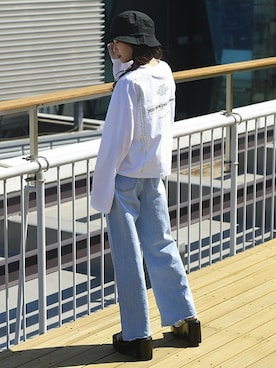 「バックプリント」｜「アイテム（デニムパンツ）」を使った、BARAKさん（レディース・160cm）の春コーディネート