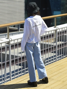 「バックプリント」｜「アイテム（デニムパンツ）」を使った、BARAKさん（レディース・160cm）の春コーディネート