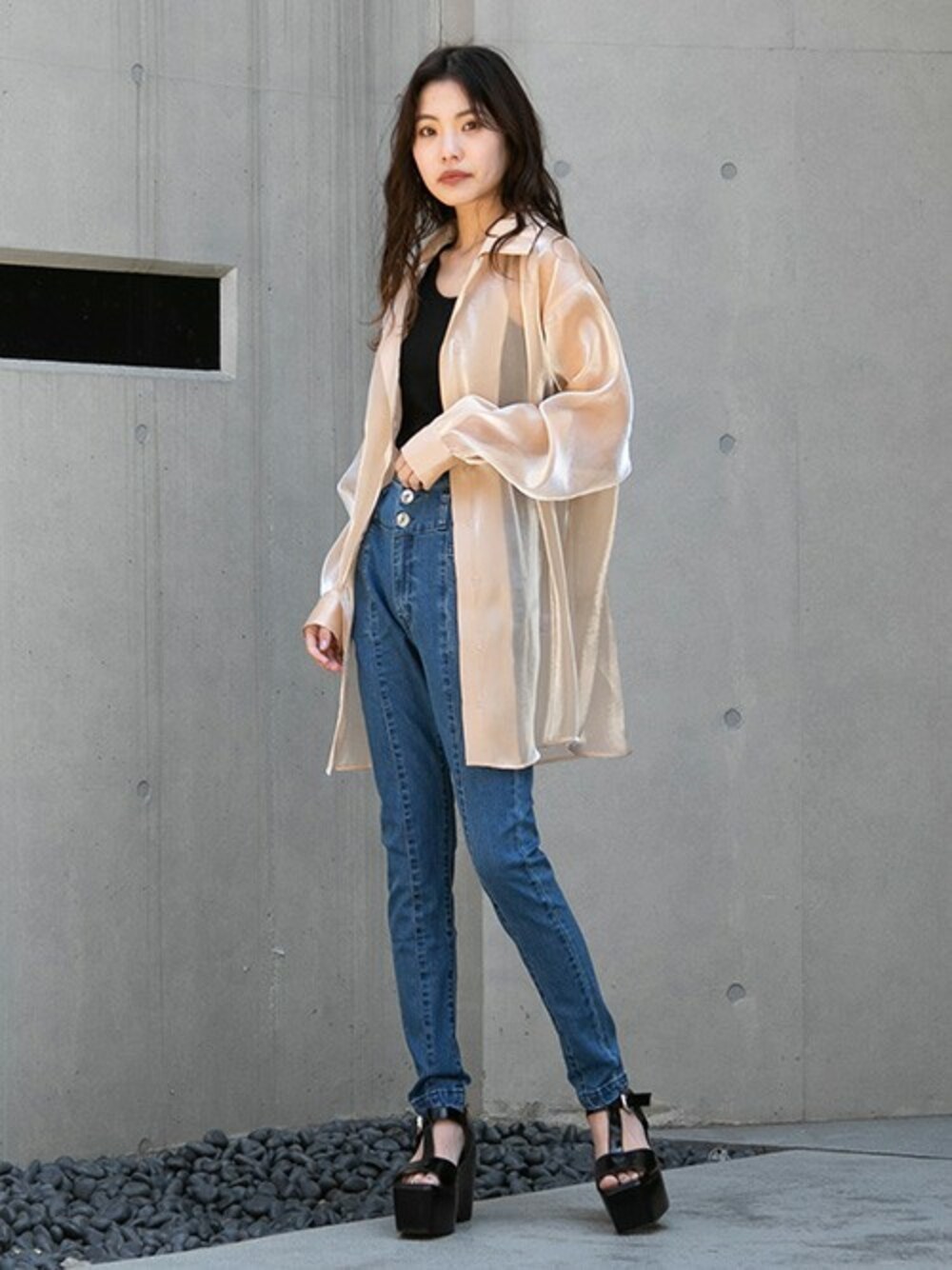 ベージュ系のシャツ/ブラウス、ブラック系のキャミソール、ブルー系のデニムパンツを着用したレディースの春コーディネートの1枚目の写真