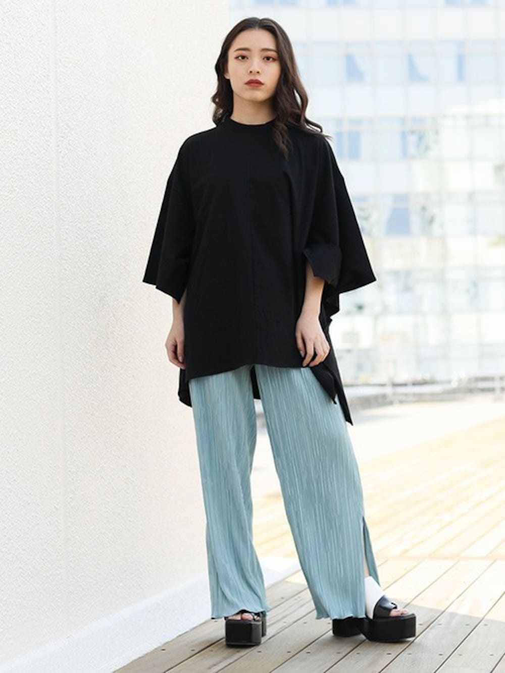 「ビッグシルエット、カジュアル、ワイドパンツ、リラックススタイル、春夏コーデ、ビッグT、デザイントップス、プリーツパンツ、barak、スリットパンツ」｜「BARAKのマント風BIGTシャツ（Tシャツ/カットソー、ブラック系）」を使った、BARAKさん（レディース・152cm）の春コーディネートの1枚目の写真