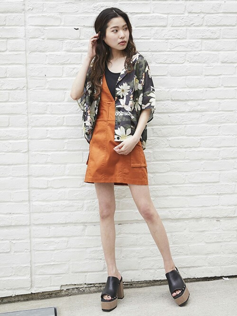 オレンジ系のスカート、ブラック系のキャミソール、ブラック系のサンダルを着用したレディースの夏コーディネートの1枚目の写真