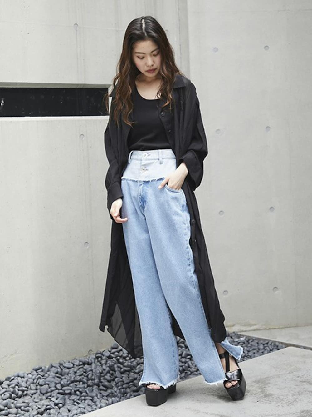 ブラック系のシャツ/ブラウス、ブラック系のキャミソール、ブルー系のデニムパンツを着用したレディースの春コーディネートの1枚目の写真