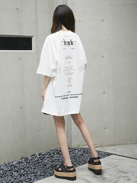 「バックロゴ」｜「アイテム（サンダル）」を使った、BARAKさん（レディース・160cm）の夏コーディネート