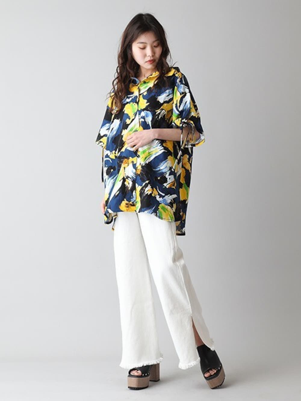 ブラック系のシャツ/ブラウス、ホワイト系のデニムパンツを着用したレディースの夏コーディネートの1枚目の写真