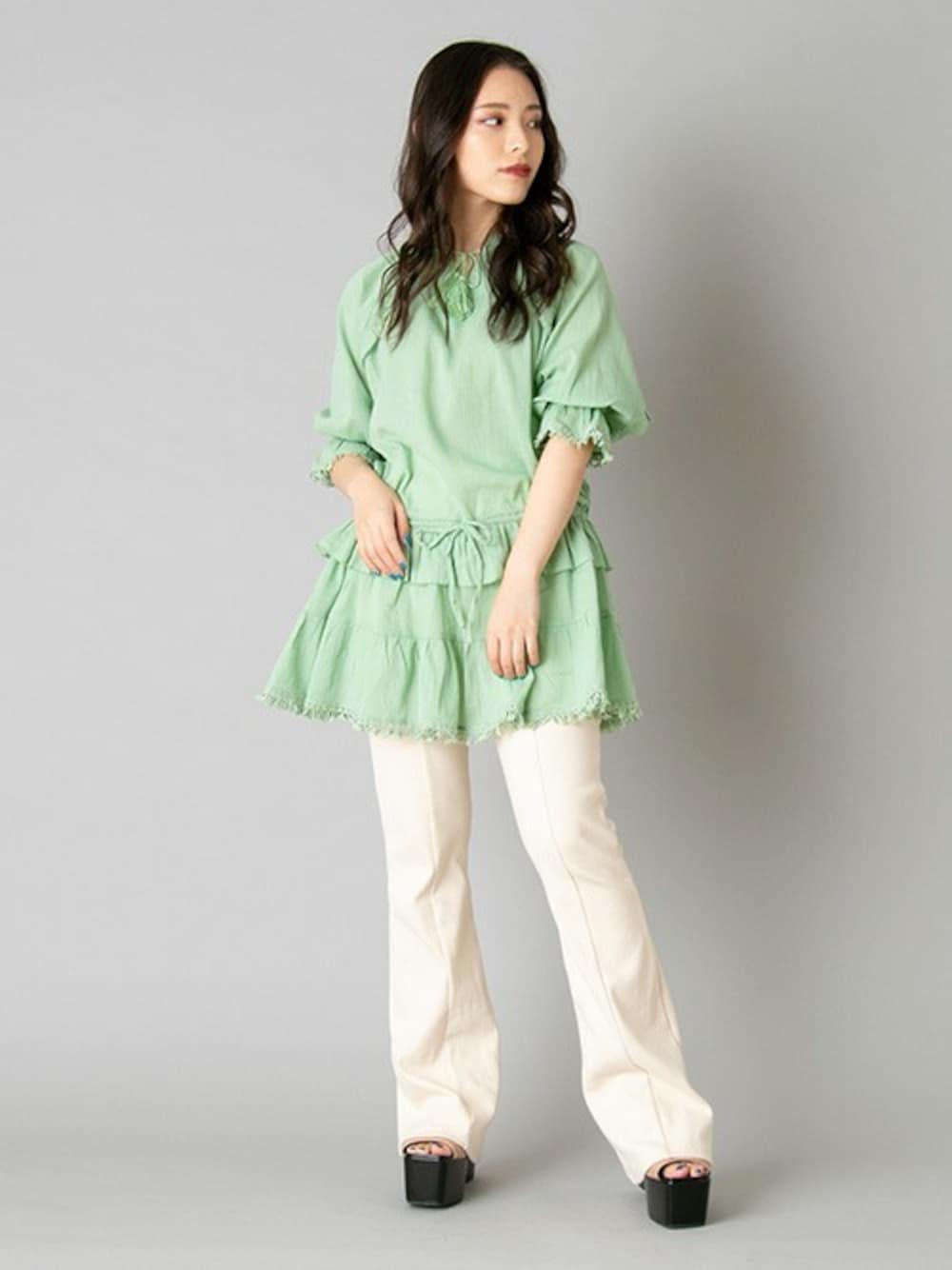 グリーン系のワンピース、ホワイト系のその他パンツを着用したレディースの夏コーディネートの1枚目の写真