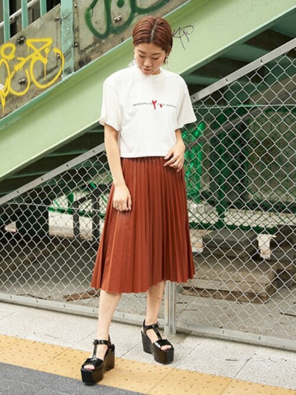 ホワイト系のTシャツ/カットソー、ブラック系のサンダル、ブラウン系のスカートを着用したレディースの夏コーディネートの1枚目の写真