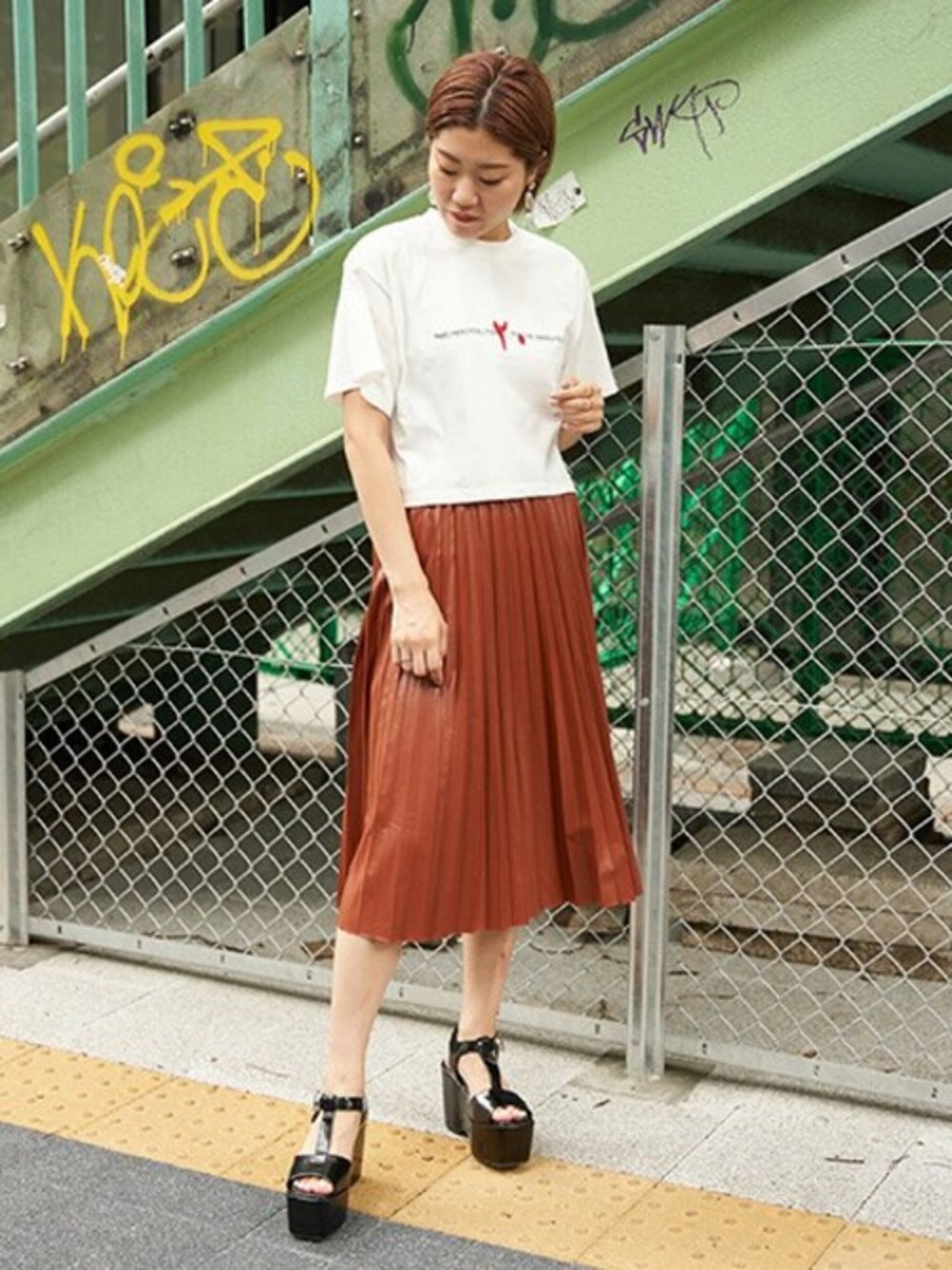 ホワイト系のTシャツ/カットソー、ブラック系のサンダル、ブラウン系のスカートを着用したレディースの夏コーディネートの1枚目の写真