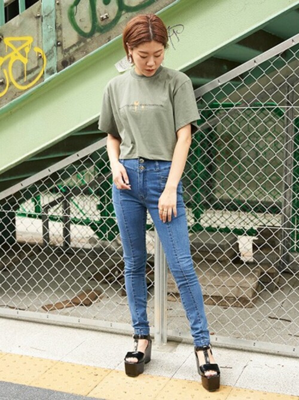 グリーン系のTシャツ/カットソー、ブルー系のデニムパンツを着用したレディースの夏コーディネートの1枚目の写真