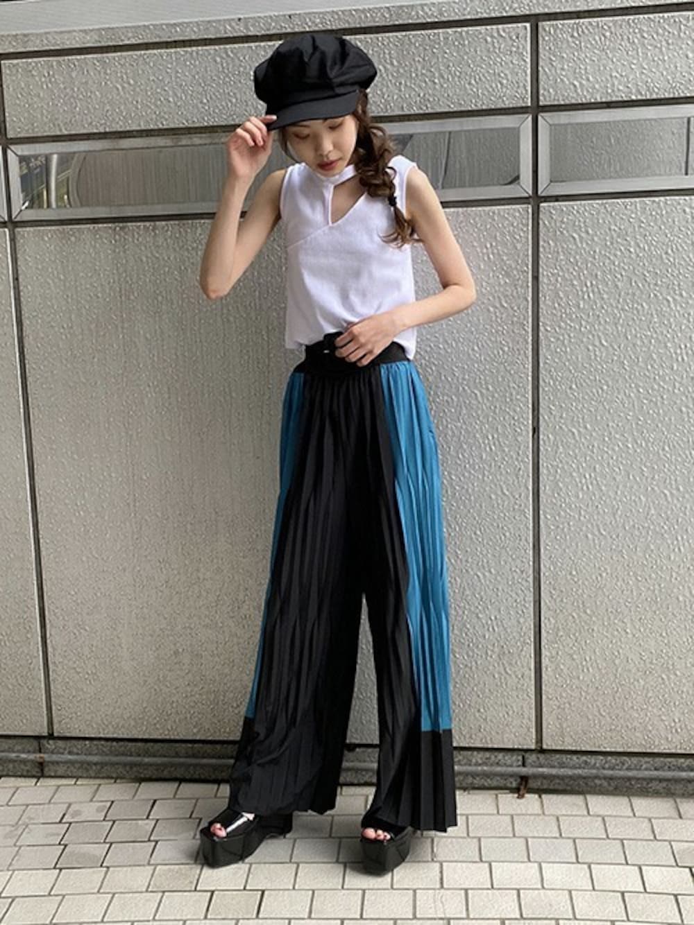 「カジュアル、キャスケット、大人カジュアル、ワイドパンツ、夏コーデ、オープンショルダー、ノースリーブ、デザイントップス、プリーツパンツ、barak」｜「BARAKのショートカットリブタンク（タンクトップ、ホワイト系）」を使った、BARAKさん（レディース・160cm）の夏コーディネートの1枚目の写真