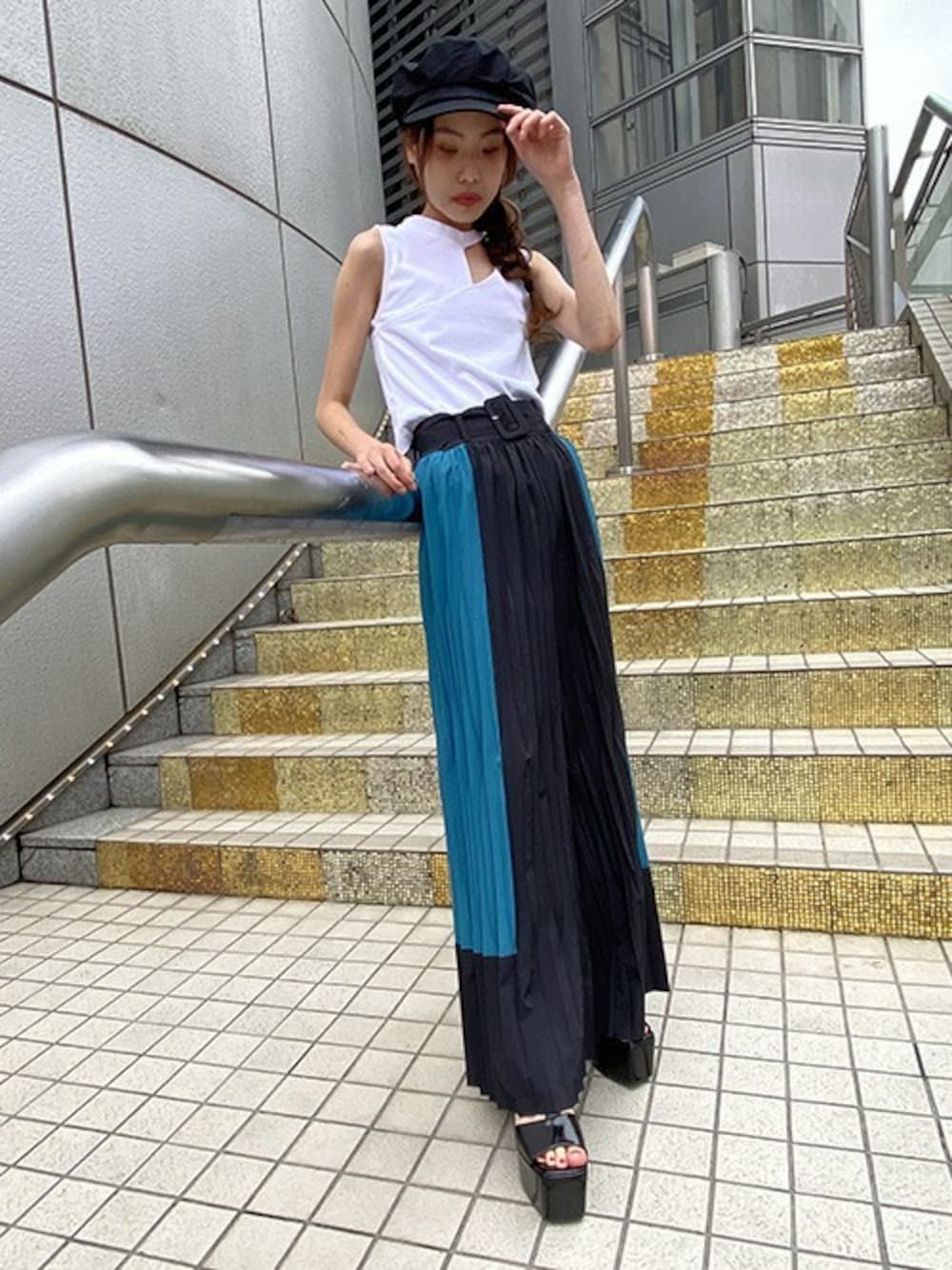 「カジュアル、キャスケット、大人カジュアル、ワイドパンツ、夏コーデ、オープンショルダー、ワンショルダー、デザイントップス、プリーツパンツ、barak」｜「BARAKのショートカットリブタンク（タンクトップ、ホワイト系）」を使った、BARAKさん（レディース・160cm）の夏コーディネートの1枚目の写真