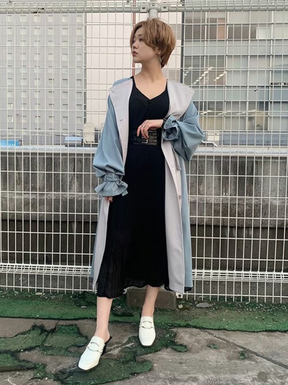 「カジュアル、トレンチコート、ローファー、大人カジュアル、ノーカラーコート、ロングワンピース、太ベルト、春夏コーデ、barak、夏ワンピース」｜「BARAKのウエストレースアップワンピース（ワンピース、ブラック系）」を使った、BARAKさん（レディース・162cm）の夏コーディネートの1枚目の写真
