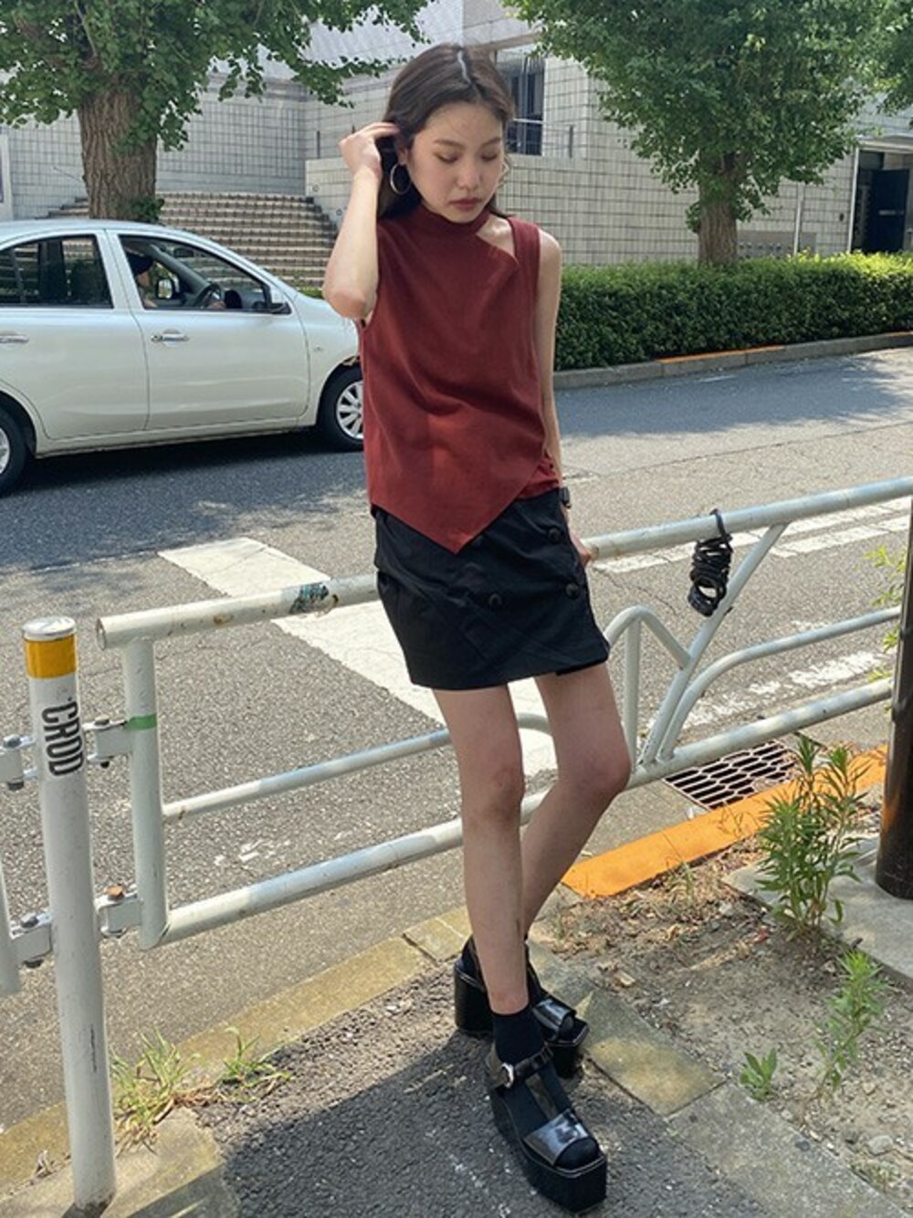 「カジュアル、ショートパンツ、アシンメトリー、ミニスカート、レイヤードスタイル、夏コーデ、barak、秋コーデ、バラク、リブタンクトップ」｜「BARAKのアシメリブタンク（タンクトップ、ブラウン系）」を使った、BARAKさん（レディース・160cm）の夏コーディネートの1枚目の写真