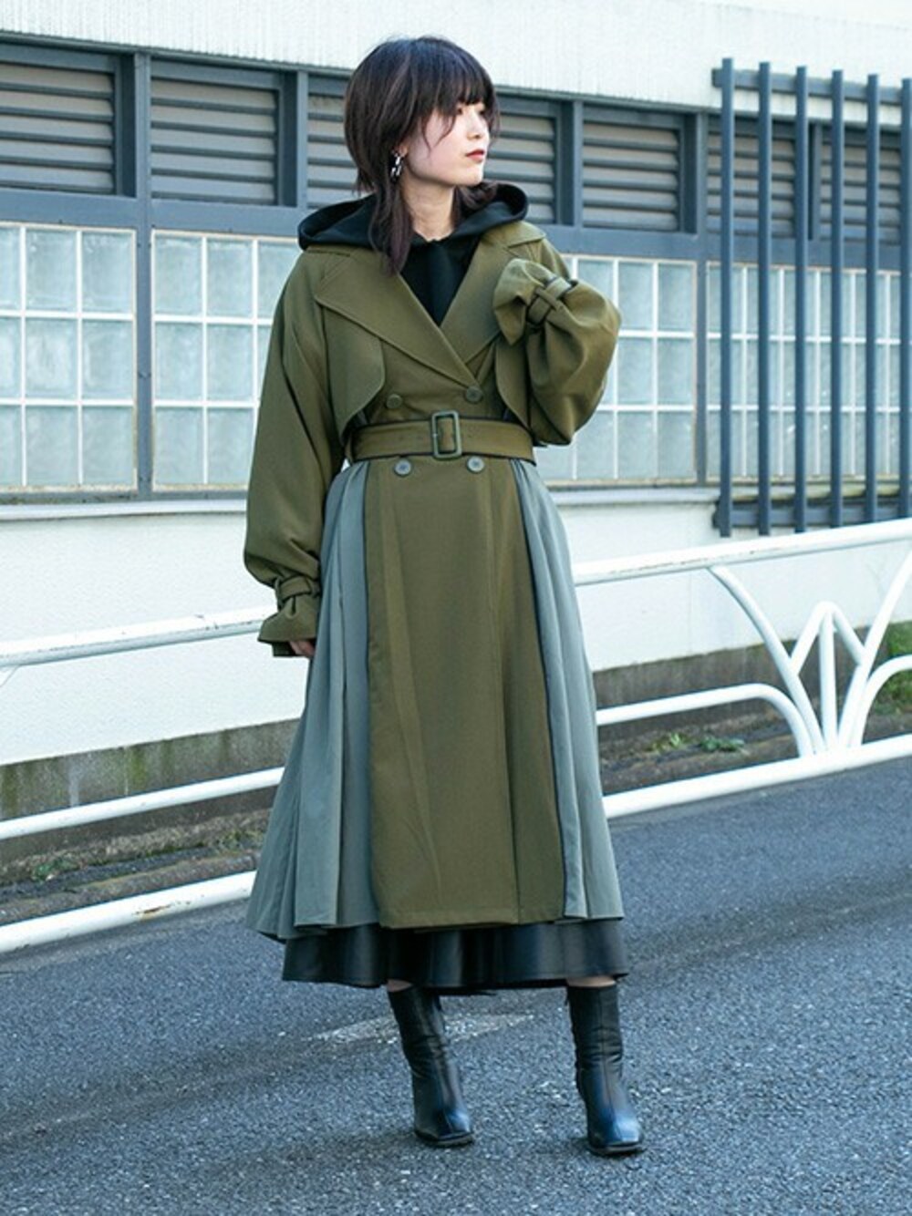 「カジュアル、トレンチコート、パーカー、レザースカート、ロングコート、大人カジュアル、カーキ、barak、秋コーデ、秋冬コーデ」｜「BARAKの異素材パイピングフレアコート（トレンチコート、グリーン系）」を使った、BARAKさん（レディース・168cm）の秋コーディネートの1枚目の写真