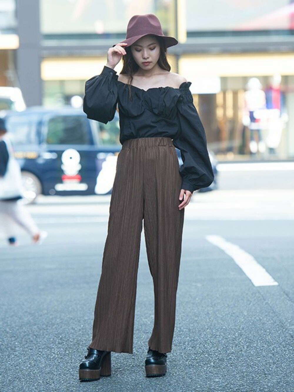「カジュアル、大人カジュアル、ワイドパンツ、オフショル、リラックスパンツ、デザイントップス、プリーツパンツ、barak、秋コーデ、ボリューム袖」｜「BARAKのプリーツルーズパンツ（その他パンツ、ブラウン系）」を使った、BARAKさん（レディース・160cm）の秋コーディネートの1枚目の写真